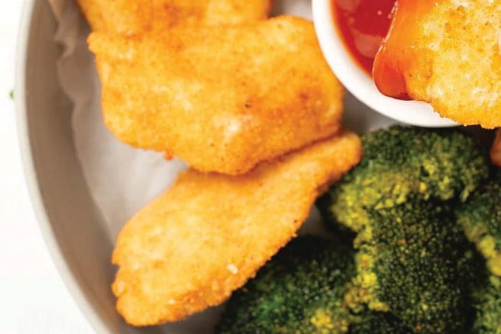 Куриные наггетсы с дольками и брокколи в аэрогриле