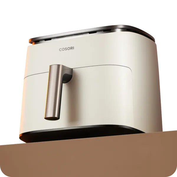 Белый аэрогриль Cosori TurboBlaze 6,0 л на краю столешницы, вид снизу