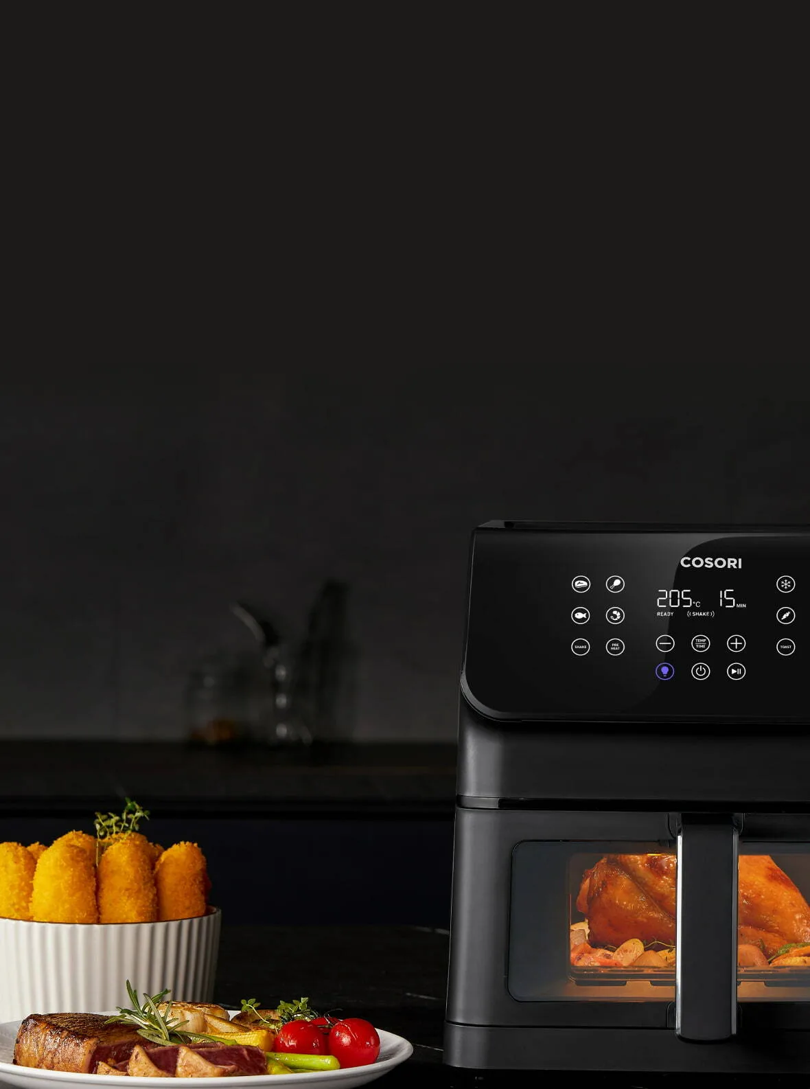 Аэрогриль Cosori Premium II Plus на кухне: в корзине с подсветкой готовится курица