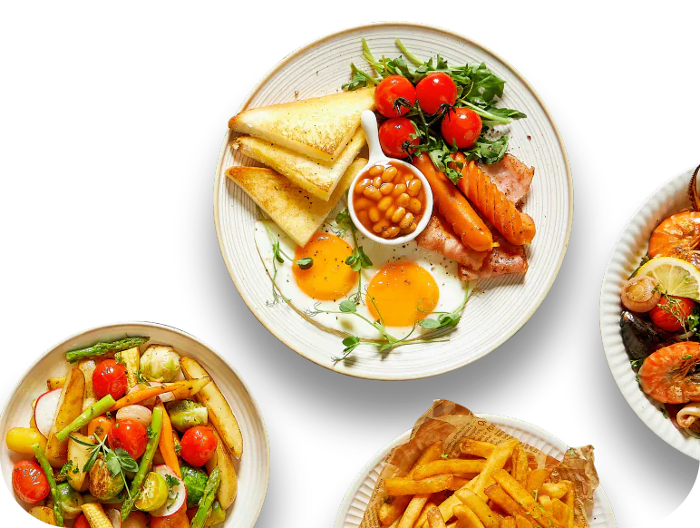 Тарелки с завтраком, овощами и картофелем фри, приготовленными в аэрогриле