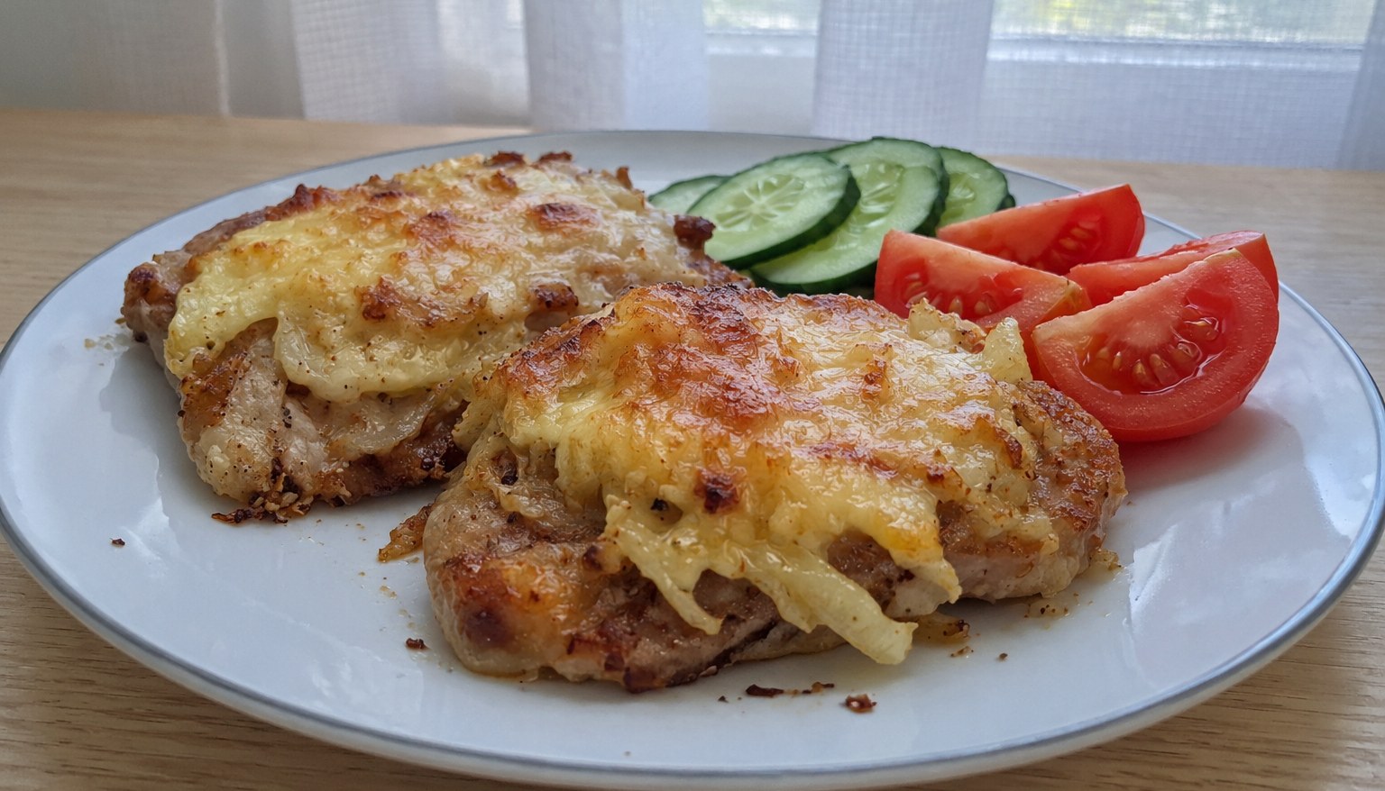 Мясо по-французски в аэрогриле: свинина с луком и сыром