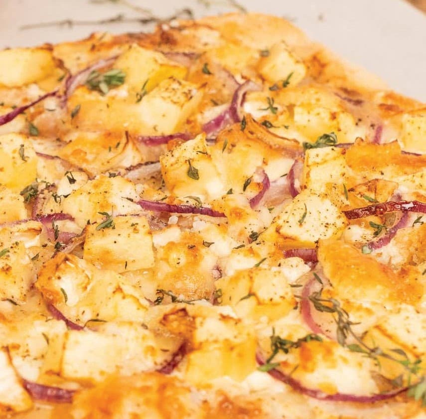 Эльзасский овощной хлеб с козьим сыром и мёдом