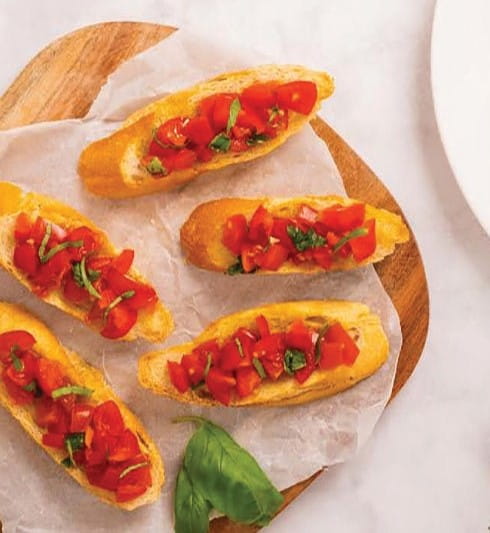 Хрустящая брускетта с помидорами и базиликом