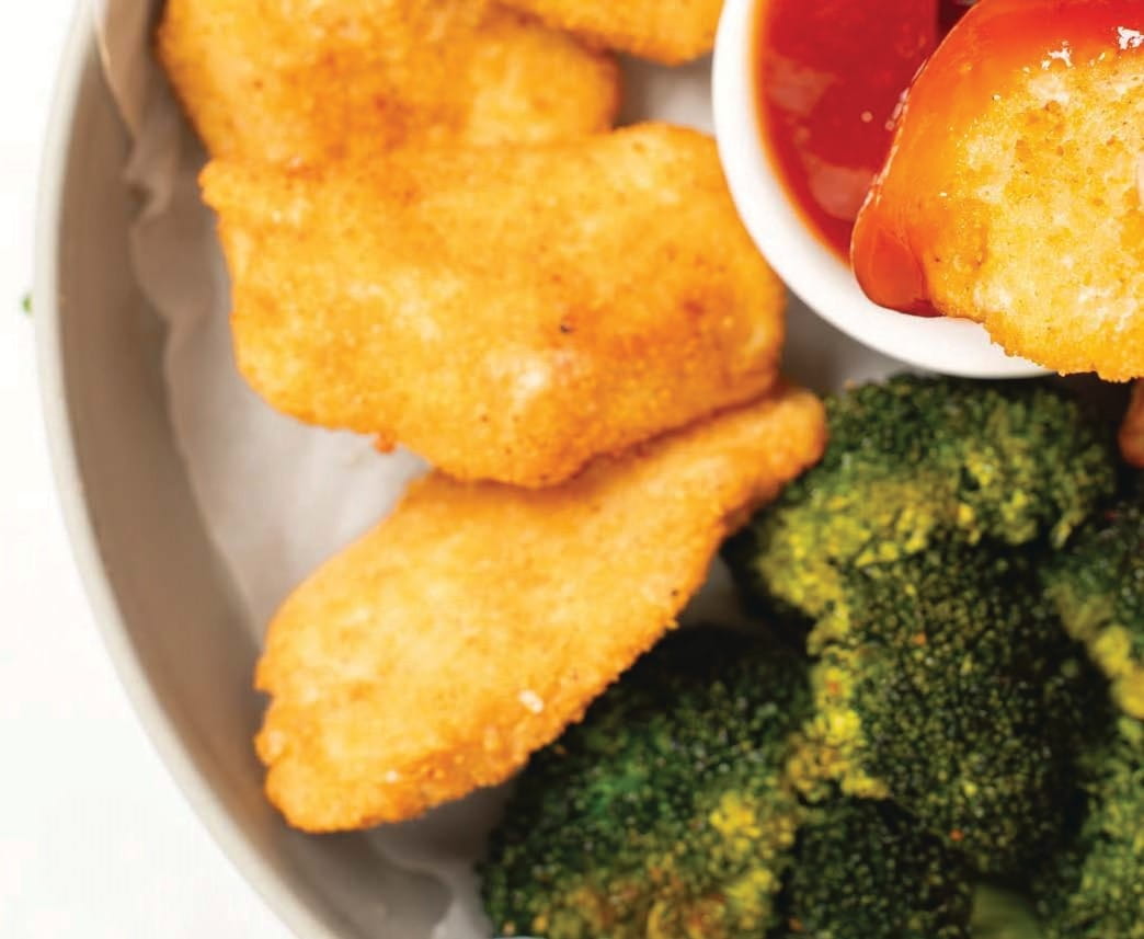 Хрустящие куриные наггетсы с картофельными дольками и брокколи