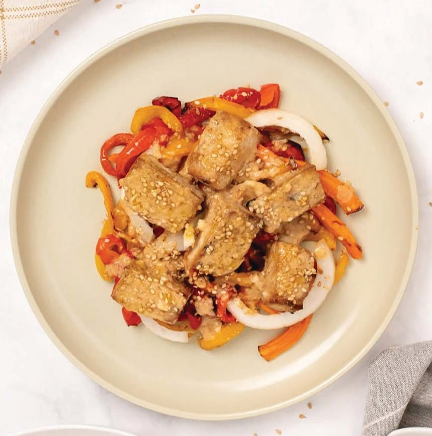 Хрустящий тофу с овощами и арахисовым соусом