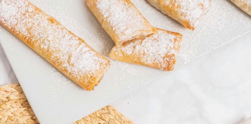 Мини-штрудели с яблоком и ванильным соусом