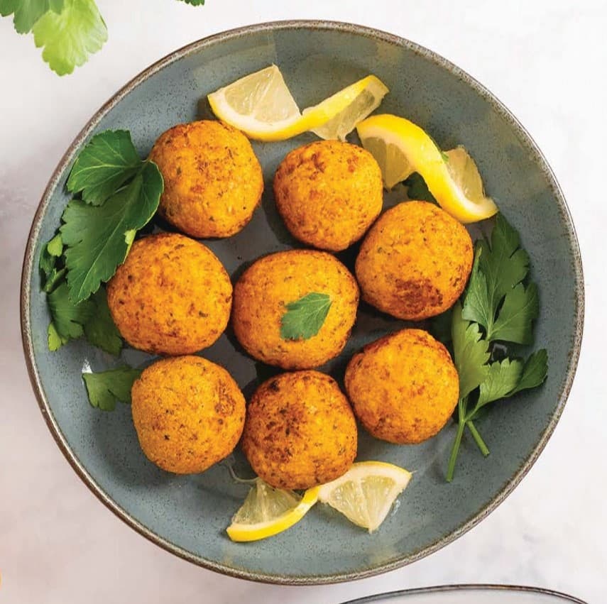 Овощной фалафель с йогуртовым соусом и питой