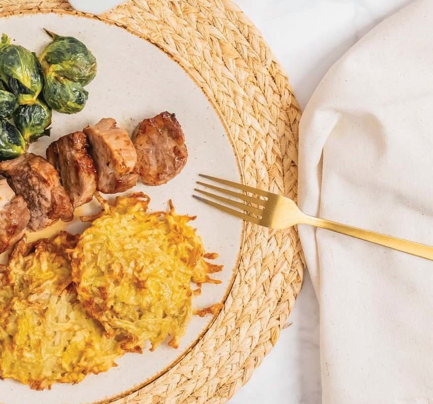 Свиные медальоны с картофельными рёшти и брюссельской капустой