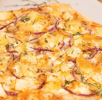 Эльзасский овощной хлеб с козьим сыром и мёдом