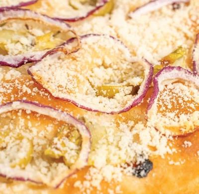 Фокачча с зелёными оливками, артишоками и пармезаном