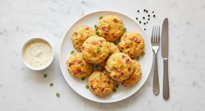 Печенье с беконом, чеддером и луком