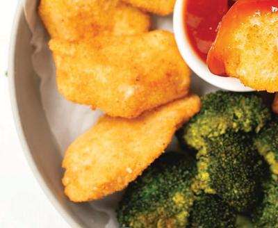 Хрустящие куриные наггетсы с картофельными дольками и брокколи