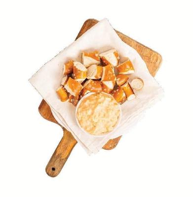 Хрустящие кусочки брецеля с соусом Обацда