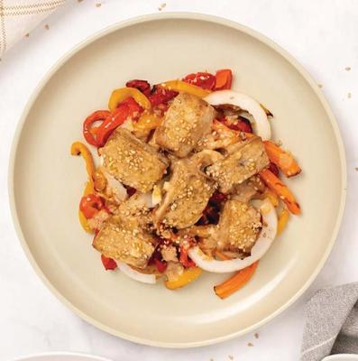 Хрустящий тофу с овощами и арахисовым соусом