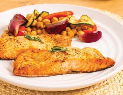 Средиземноморский лосось с овощами на гриле и нутом