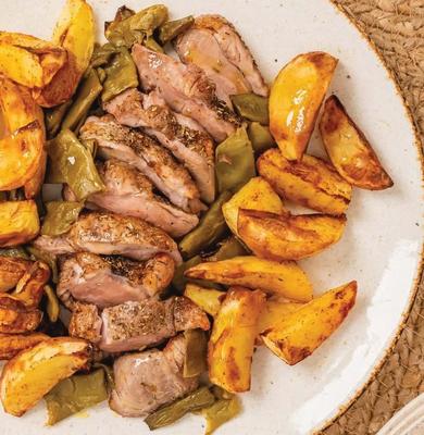 Свиная вырезка с дольками картофеля и зелёной фасолью