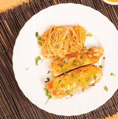 Треска с лимонно-медовым соусом и рисовой лапшой